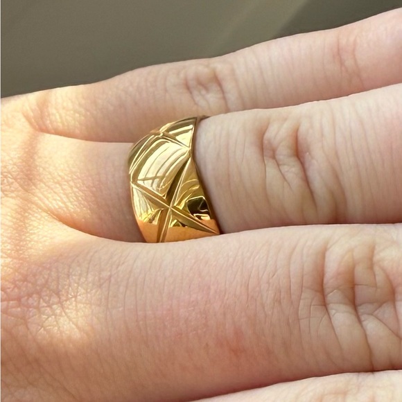 Gold Quilted Women's Ring - Picture 10 of 10